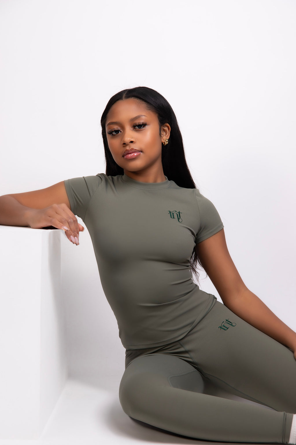 Camiseta de compresión de manga corta en color verde militar y salvia