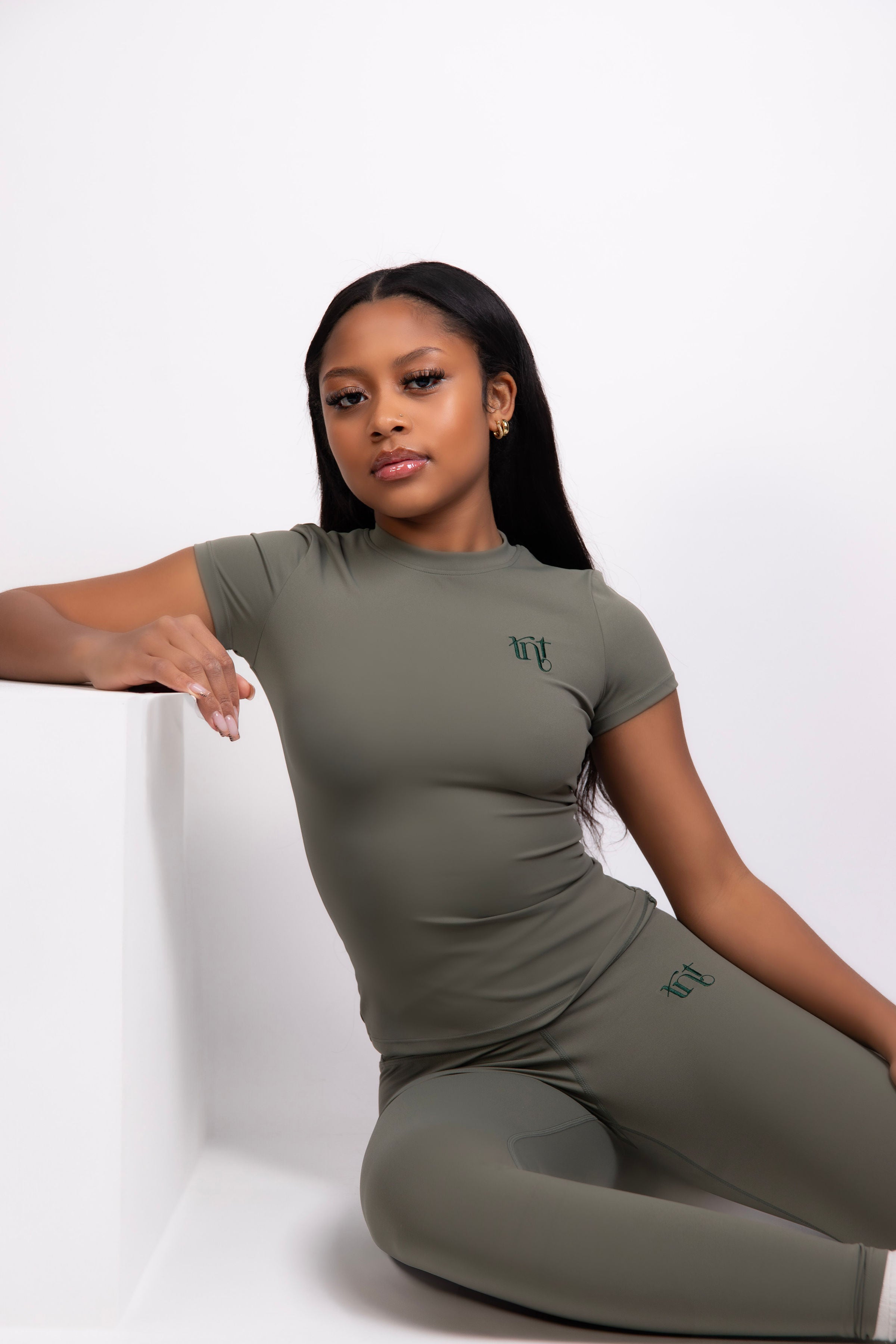 Camiseta de compresión de manga corta en color verde militar y salvia