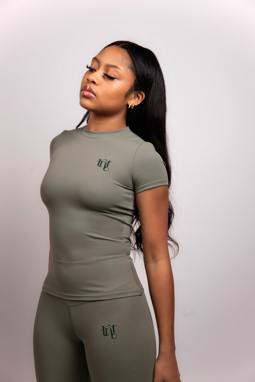Camiseta de compresión de manga corta en color verde militar y salvia