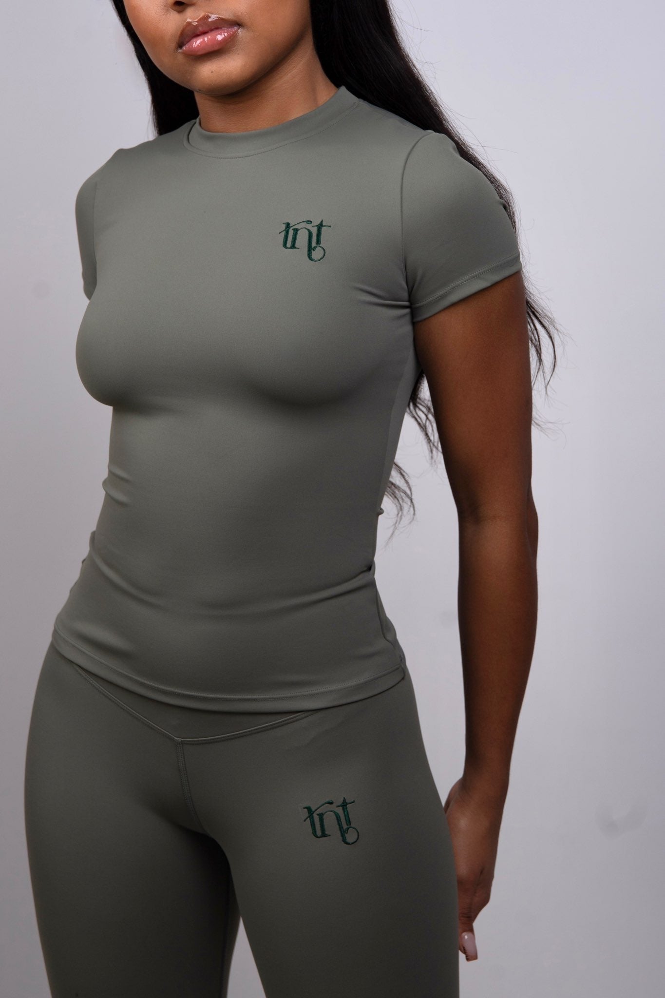 Camiseta de compresión de manga corta en color verde militar y salvia